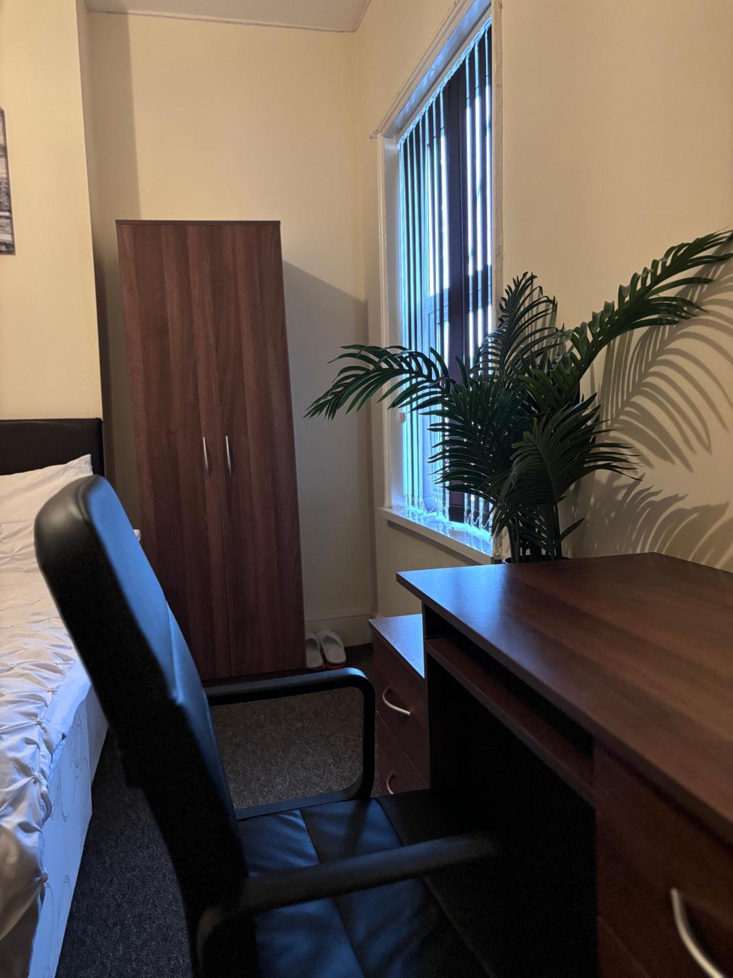 Lovely Room Within 5 Mins Walk To Stoke Train Station With Double And Single Room Zewnętrze zdjęcie