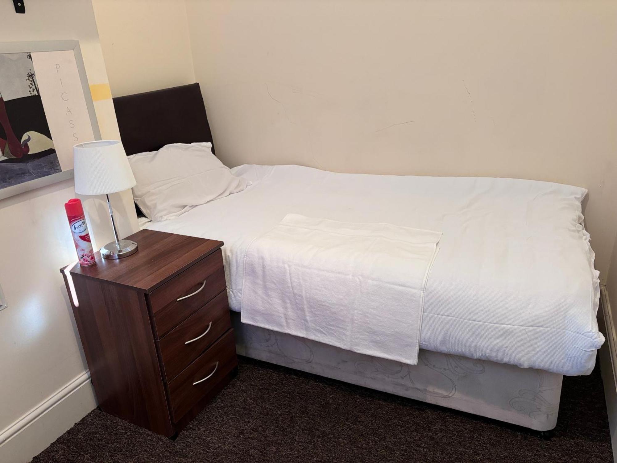 Lovely Room Within 5 Mins Walk To Stoke Train Station With Double And Single Room Zewnętrze zdjęcie